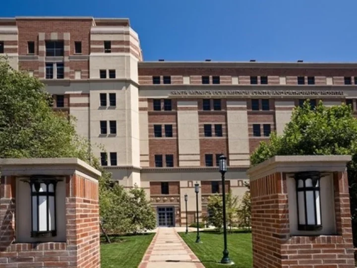 Entrance to Santa Monica Hospital