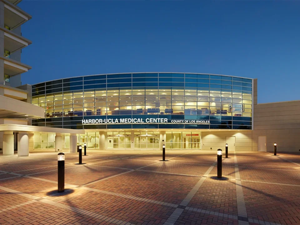 Street view of the Harbor Hospital