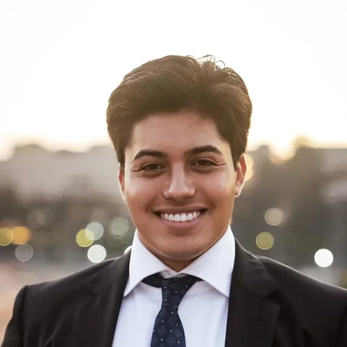 Headshot of Oscar De La Rosa